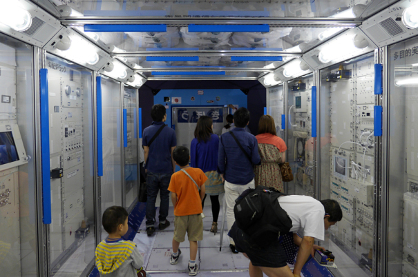 国際宇宙ステーション（ISS）の「きぼう」日本実験棟の実物大モデルの内部 [photo: Travel Online News]