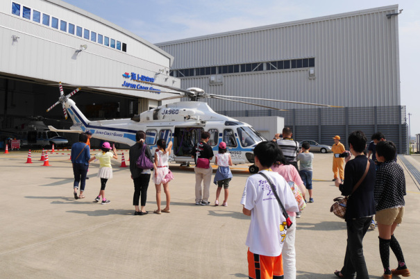 ヘリコプターの前に集まる見学者 [photo: Travel Online News]