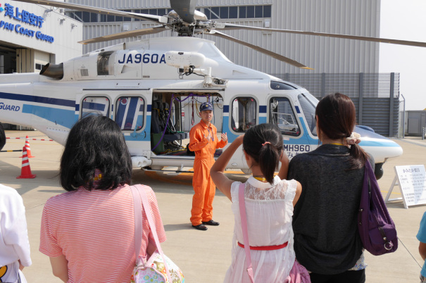 ヘリのパイロットの方が、ヘリコプターを解説 [photo: Travel Online News]