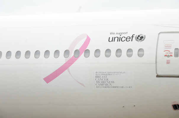 「ピンクリボンJET」の機体後部のデカール [photo: JAL]