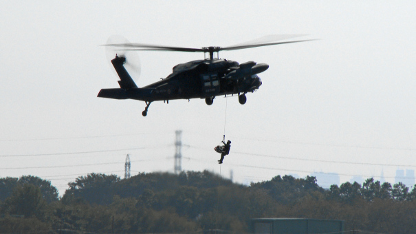 UH-60Jによる遭難者救助のデモンストレーション（入間基地航空祭2016）