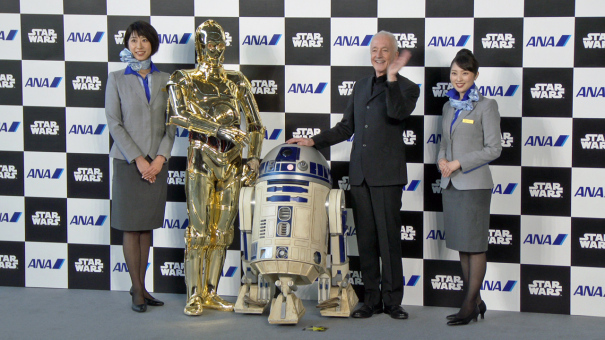 アンソニー・ダニエルズさんが、C-3PO、R2-D2と一緒に記念撮影