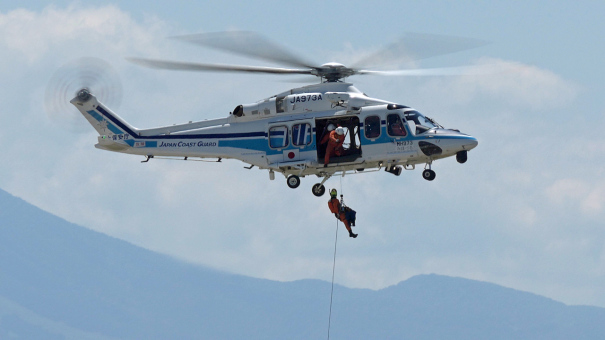 海上保安庁ヘリコプターによる救助のデモンストレーション
