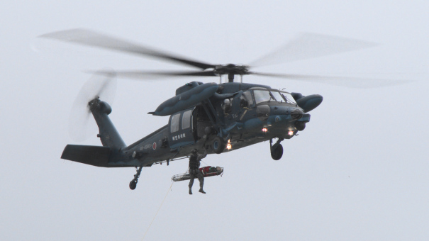 UH-60J救難ヘリコプターによる遭難者救助のデモンストレーション