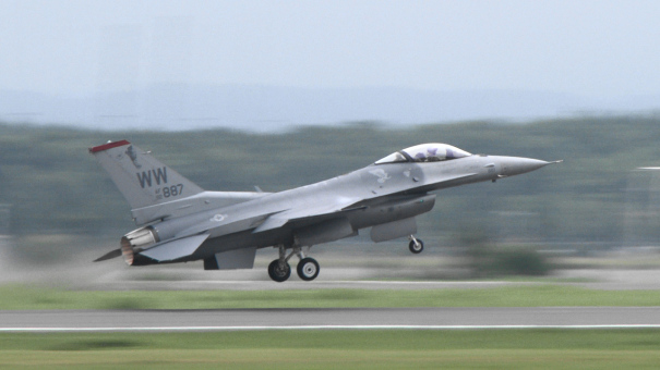 米軍のF-16による曲技飛行