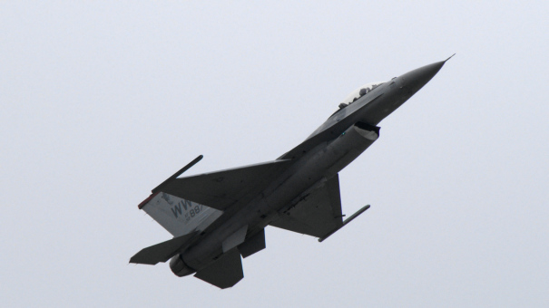 米軍のF-16による曲技飛行